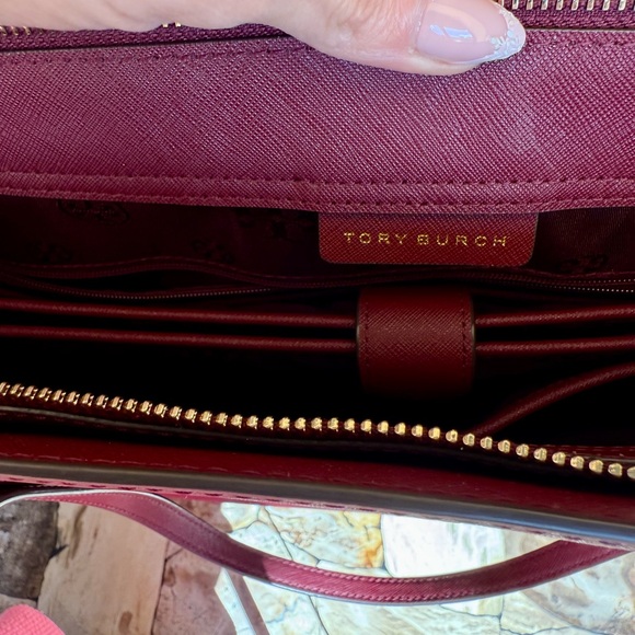 TORY BURCH | Emerson Large Black Leather Tote - Picture 4 of 6